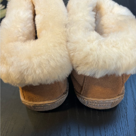 Minnetonka Brown Fur Lined slippers - Picture 2 of 6